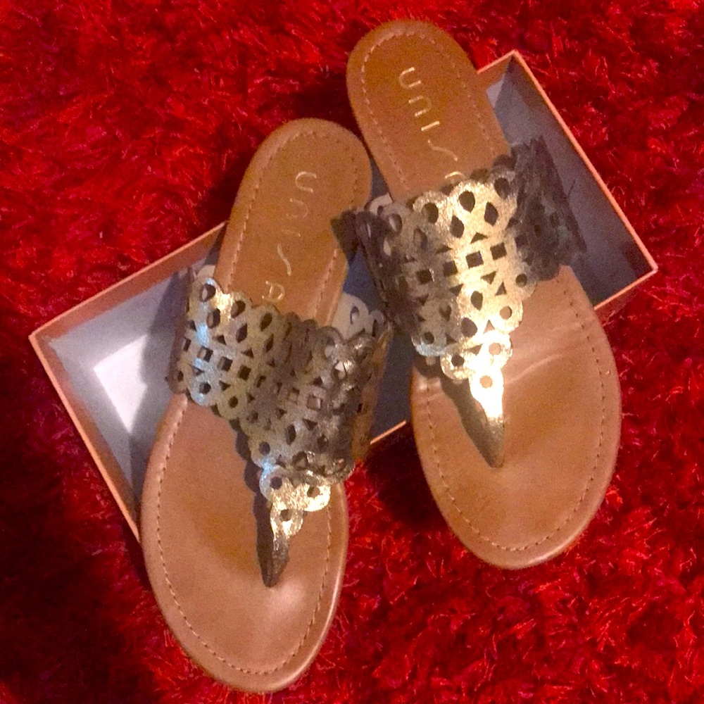 Unisa Women’s Gold Thong Sandals sz 9.5